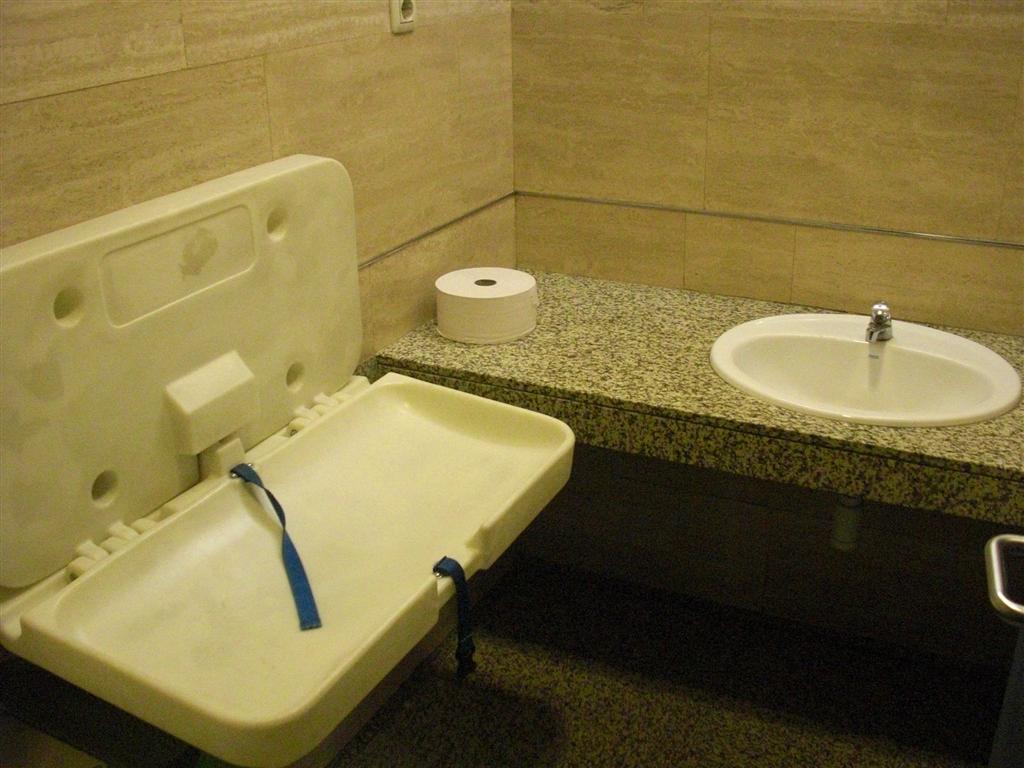 interno-bagno-neonati-aeroporto-madrid-barajas
